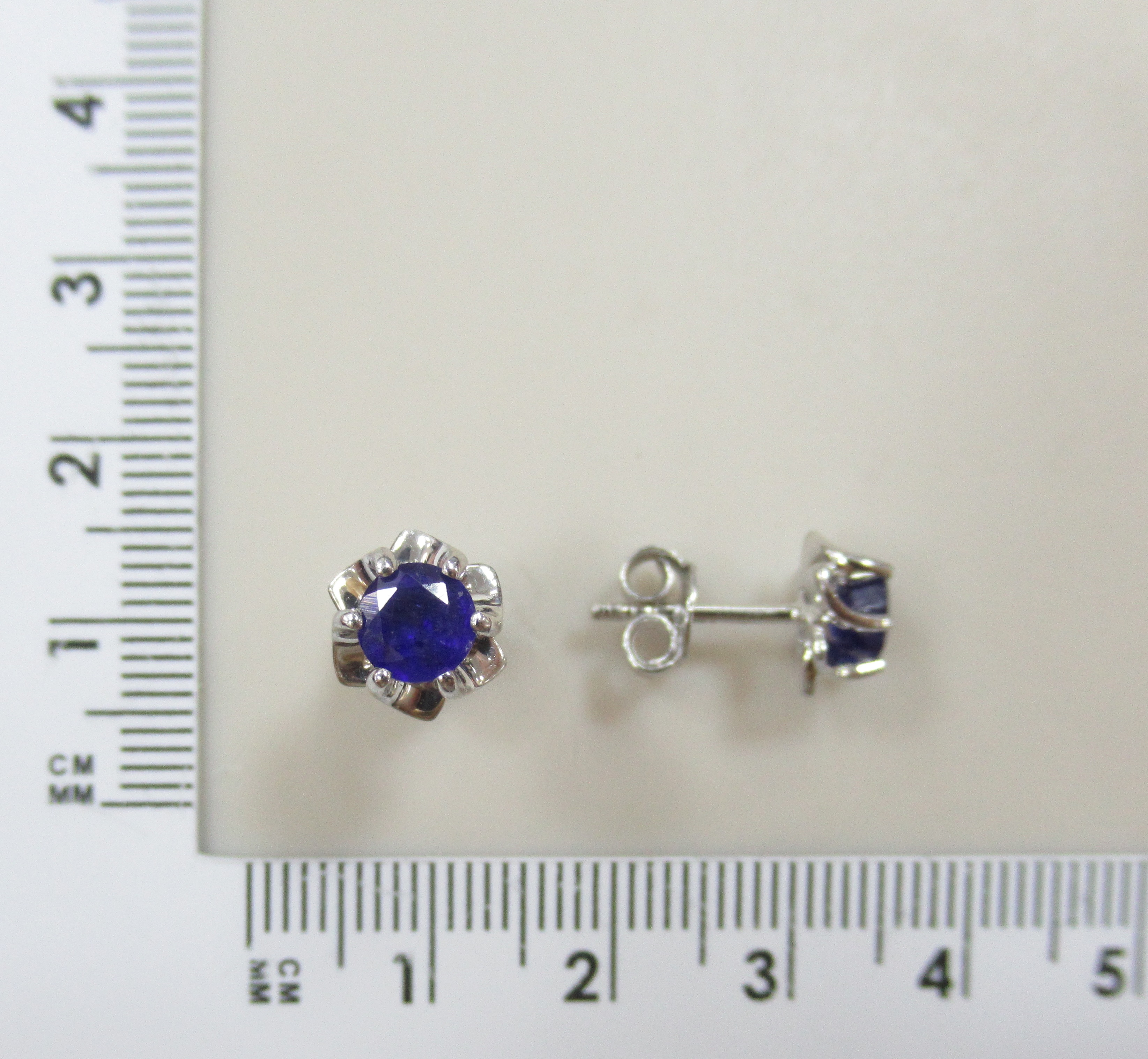 Серебряные серьги-пусеты с сапфирами "Цветы"